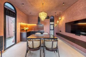 TV a/nebo společenská místnost v ubytování Fengshui-4 New 1BR Villa with Pool for Couples