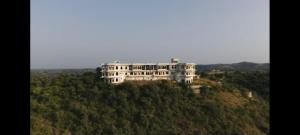 una gran casa blanca en la cima de una colina en GOVIND GARH NATHDWARa, en Nathdwara 56 fotos más