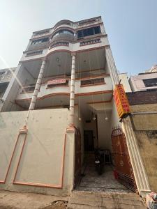 ein großes Gebäude mit einem Tor davor in der Unterkunft Kashi Satya Luxury Stay in Varanasi