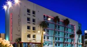 拉斯维加斯Cabana Suites at El Cortez的一座巨大的白色建筑，前面有棕榈树