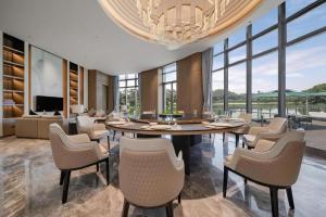 a dining room with a large table and chairs at Dongguan Yingbin Hotel in Dongguan