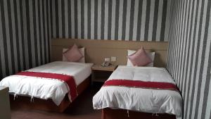 Postel nebo postele na pokoji v ubytování Mei Hua Hotel