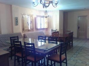 a dining room with a dining table and chairs at VUT Vivienda de uso turístico la Risca in Molinos de Papel