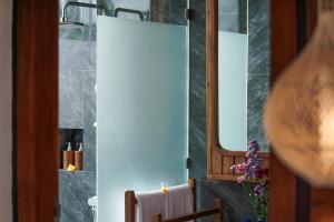 a room with a chair and a window at Pondok Raka Ubud in Ubud +33 photos