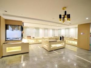 um quarto grande com um grande ecrã num edifício em Metropolo Hotel Qingdao Wusi Square Xiaomaidao em Qingdao