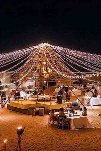 Фотография из галереи Overnight Dubai Desert Safari With BBQ and Live Shows Night Camping в городе Hunaywah