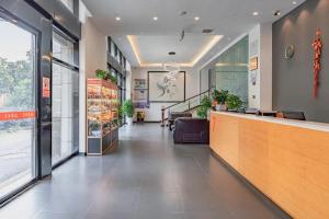 eine Lobby eines Ladens mit Warteraum und Tresen in der Unterkunft 7Days Premium Nanjing Olympic Sports International Exhibition Center in Nanjing + 204 Fotos