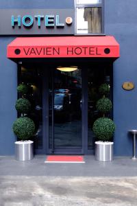 イスタンブールにあるVavien Hotelの鉢植えの木が2本目の前に並ぶホテルの入り口