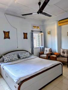 ディブルガルにあるMARVellous Guest Houseのベッドルーム1室(ベッド1台、椅子付)