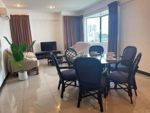 Μια τηλεόραση ή/και κέντρο ψυχαγωγίας στο Likas Square Serviced Apartment - Seaview with 3bedrooms for 9pax