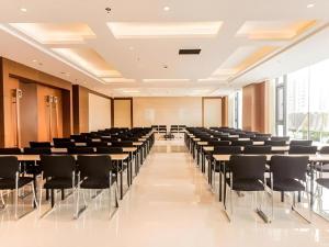 einen Konferenzraum mit Tischen und Stühlen in der Unterkunft Jinjiang Inn Select Hohhot Chengjisihan Square Metro Station in Hohhot