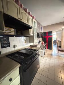 eine Küche mit einem Kochfeld im Zimmer in der Unterkunft Cocoa Home Women Only Rooms Chapalita in Guadalajara