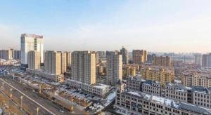 eine Luftaufnahme einer Stadt mit hohen Gebäuden in der Unterkunft Jinjiang Inn Select Hohhot Chengjisihan Square Metro Station in Hohhot