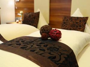 two red balls sitting on top of two beds at Hotel Schützenhof mit Klimaanlage in Bürstadt +20 photos