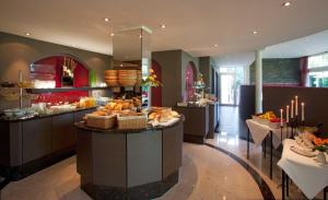 a restaurant with a buffet with fruits and food at Hotel Lipprandt in Wasserburg am Bodensee