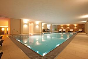 a large swimming pool in a hotel room at Hotel Lipprandt in Wasserburg am Bodensee