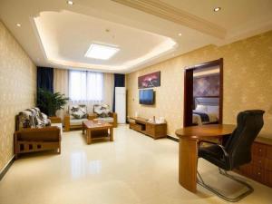 洛阳PAI Hotel·Luoyang Dingding Bei Road Hongjin Logistics International Peony Garden的一间带床和书桌的大客厅