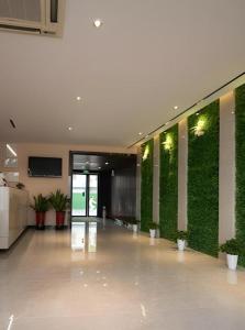 eine Lobby mit einer grünen Wand mit Pflanzen in der Unterkunft Borrman Hotel Hefei Guogou Plaza Sanli'an Metro Station in Hefei