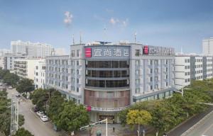 建水县Echarm Hotel Jianshui Gucheng的一座白色的大建筑,旁边写着书