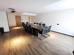 una sala conferenze con un lungo tavolo e sedie di City Comfort Inn Changsha Huanghua Airport Yong'an a Yong'an