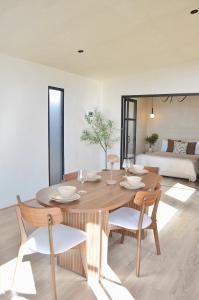 Et opholdsområde på Kasa Dharma an oceanfront House + 18 billeder