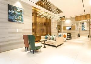 una hall di un hotel con sedie e un divano di City Comfort Inn Nanning Guangxi University for Nationalities a Nanning