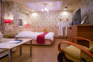 a hotel room with a bed and two mannequins at ホテル パレドフルー in Toyonaka +15 photos