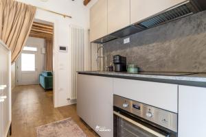 Η κουζίνα ή μικρή κουζίνα στο MISTRO House & Courtyard - by Sleep in MURANO