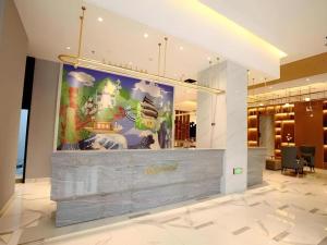 un grande dipinto su una parete in una hall di Magnotel Nanjing Lishui Baota Bei Road a Lishui