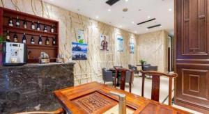 义乌Yiwu Jane Eyre Love Nest Hotel的一间酒吧,在房间内配有木桌
