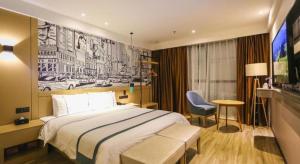 ein Hotelzimmer mit einem Bett und einem Fernseher in der Unterkunft City Comfort Inn Chengdu Wenjiang Zhujiang Square Guanghua Park Metro Station in Chengdu