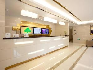 临海市GreenTree Inn Linhai Jiangnan Avenue Express的大楼内一个配有电视的大堂