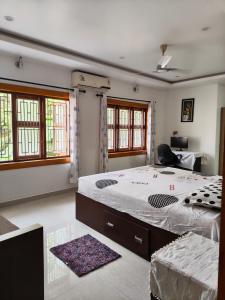 ein Schlafzimmer mit einem großen Bett und einem Schreibtisch in der Unterkunft Retreat Rivera where Serenity Meets the River in Green Island