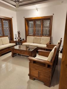 ein Wohnzimmer mit Sofas und einem Couchtisch in der Unterkunft Retreat Rivera where Serenity Meets the River in Green Island