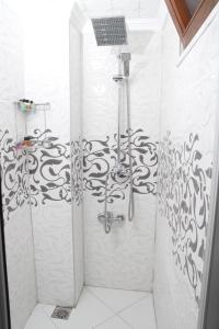 a bathroom with a shower with black and white at Kural Butik Pansiyon in Amasra