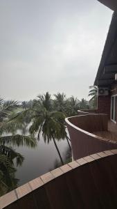 Blick auf ein Gewässer mit Palmen in der Unterkunft Estuary Dreamz BOATEL in Virāmpattinam