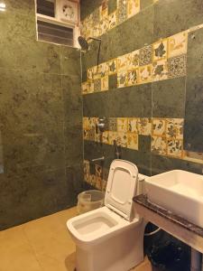 ein Badezimmer mit Toilette und Waschbecken in der Unterkunft Estuary Dreamz BOATEL in Virāmpattinam + 5 Fotos