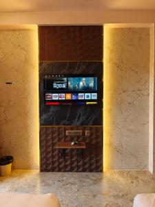 Zimmer mit einem TV an der Wand in der Unterkunft Estuary Dreamz BOATEL in Virāmpattinam