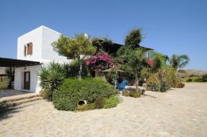 una casa con flores y plantas delante de ella en Divers House, en Agrari