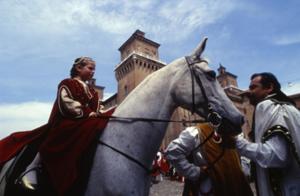 eine Frau reitet auf dem Rücken eines weißen Pferdes in der Unterkunft Da Santo Hotel Ristorante Pizzeria in Ferrara