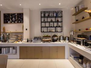 eine Küche mit einer großen Theke in einem Restaurant in der Unterkunft City Comfort Inn Nanning Huanan City in Nanning