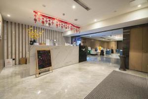 una hall con un cartello nel mezzo di un edificio di Gya Hotel Chengdu Global Center Jinchenghu Metro Station a Chengdu
