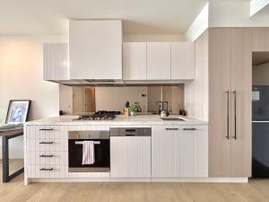 Η κουζίνα ή μικρή κουζίνα στο M-City Cozy Cloud Apartment Monash & Hospitable