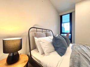 Ένα ή περισσότερα κρεβάτια σε δωμάτιο στο M-City Cozy Cloud Apartment Monash & Hospitable +1 φωτογραφίες