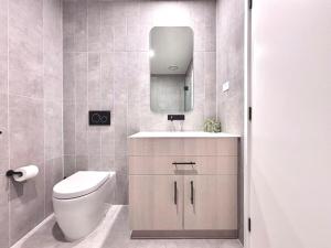 Ένα μπάνιο στο M-City Cozy Cloud Apartment Monash & Hospitable