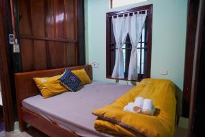 a bedroom with a bed with two towels on it at San's House in Hữu Lũng +2 photos