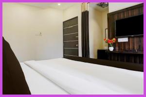 TV/trung tâm giải trí tại Rooftop Sea View Swarna premium Villa Hotel Near Jagannath Temple - Restaurant - Free Parking-Facilities # Fully Air Conditioning Hotel