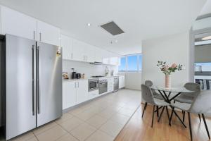 Køkken eller tekøkken på Central Burwood 2BR Apt Steps to Train Station + 14 billeder