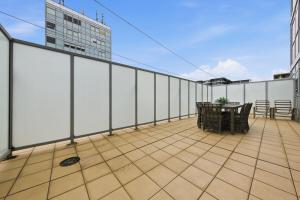 En balkon eller terrasse på Central Burwood 2BR Apt Steps to Train Station