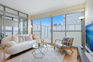 Et tv og/eller underholdning på Central Burwood 2BR Apt Steps to Train Station